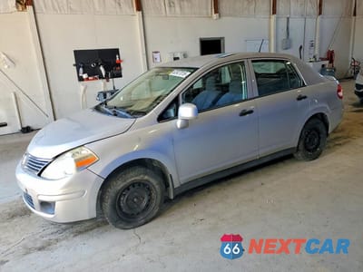 2009 NISSAN VERSA 1.6 BASE 3N1CC11E79L425187 - główne zdjęcie licytacji z USA - miniatura