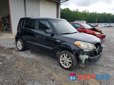 Czwarte zdjęcie samochodu z boku: 2013 KIA SOUL BASE VIN:KNDJT2A59D7605200 - miniatura
