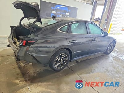 Trzecie zdjęcie samochodu z tyłu: 2026 HYUNDAI SONATA HYBRID BLUE VIN:KMHL24JJ9TA167778 - miniatura