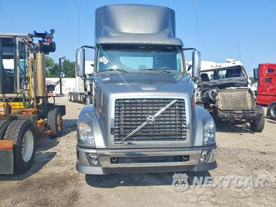 Piąte zdjęcie samochodu w środku: 2014 VOLVO VNL SEMI TRUCK VIN:4V4NC9EH9EN173286 - miniatura