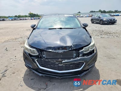 Piąte zdjęcie samochodu w środku: 2018 CHEVROLET CRUZE LS VIN:1G1BC5SM8J7223515 - miniatura
