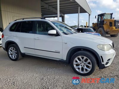 Czwarte zdjęcie samochodu z boku: 2013 BMW X5 XDRIVE35I VIN:5UXZV4C53D0E13562 - miniatura