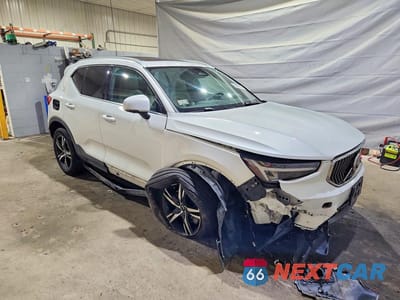 Czwarte zdjęcie samochodu z boku: 2023 VOLVO XC40 PLUS VIN:YV4L12UNXP2953175 - miniatura