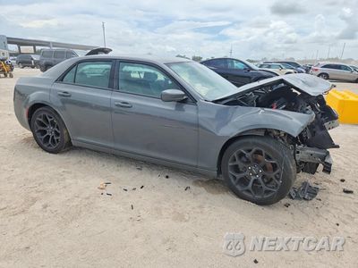 Czwarte zdjęcie samochodu z boku: 2019 CHRYSLER 300 S VIN:2C3CCABG2KH559606 - miniatura