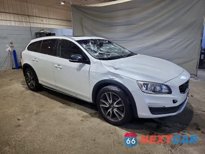 Czwarte zdjęcie samochodu z boku: 2016 VOLVO V60 CROSS COUNTRY PREMIER VIN:YV4612HK2G1003119 - miniatura