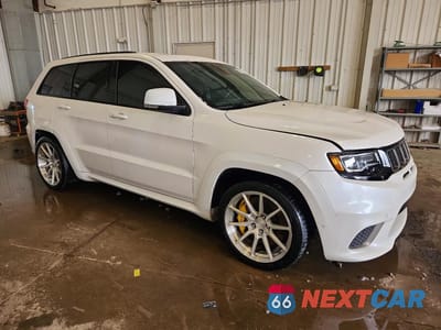 Czwarte zdjęcie samochodu z boku: 2020 JEEP GRAND CHEROKEE TRACKHAWK VIN:1C4RJFN91LC414714 - miniatura