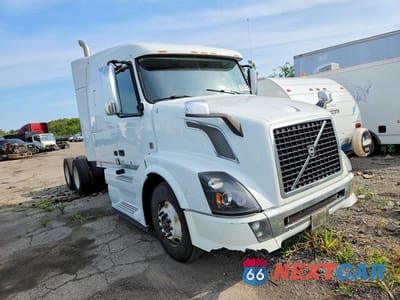 Czwarte zdjęcie samochodu z boku: 2015 VOLVO VNL SEMI TRUCK VIN:4V4NC9EH3FN916963 - miniatura