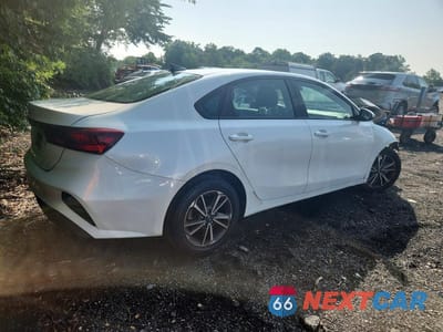 Trzecie zdjęcie samochodu z tyłu: 2023 KIA FORTE LXS VIN:3KPF24AD8PE589006 - miniatura
