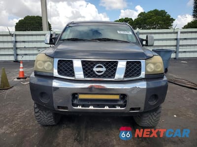 Piąte zdjęcie samochodu w środku: 2004 NISSAN TITAN XE VIN:1N6AA07BX4N525050 - miniatura