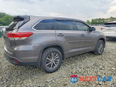 Trzecie zdjęcie samochodu z tyłu: 2017 TOYOTA HIGHLANDER XLE VIN:5TDJZRFH4HS415407 - miniatura