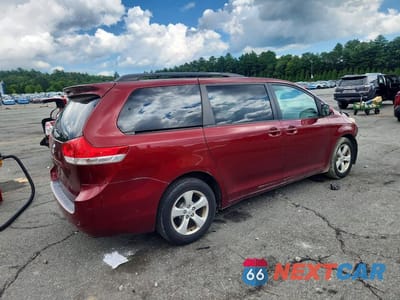 Trzecie zdjęcie samochodu z tyłu: 2013 TOYOTA SIENNA LE VIN:5TDKK3DC2DS295811 - miniatura