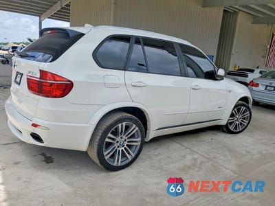 Trzecie zdjęcie samochodu z tyłu: 2013 BMW X5 XDRIVE50I VIN:5UXZV8C57DL426589 - miniatura