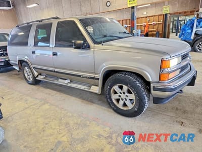 Czwarte zdjęcie samochodu z boku: 1999 CHEVROLET SUBURBAN K1500 VIN:1GNFK16R4XJ443652 - miniatura