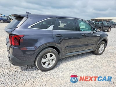 Trzecie zdjęcie samochodu z tyłu: 2026 KIA SORENTO LX VIN:5XYRG4JC2TG417881 - miniatura