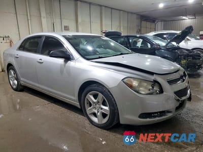 Czwarte zdjęcie samochodu z boku: 2010 CHEVROLET MALIBU LS VIN:1G1ZB5EB3AF260862 - miniatura