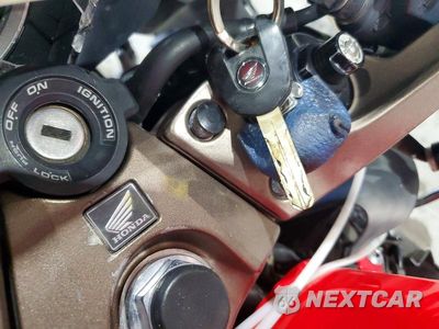 Zdjęcie 8 z 9 samochodu: 2014 HONDA VFR800 F VIN:JH2RC791XEK000643 - miniatura