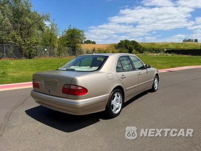 Czwarte zdjęcie samochodu z boku: 2000 MERCEDES-BENZ E 430 VIN:WDBJF70J7YB018627 - miniatura