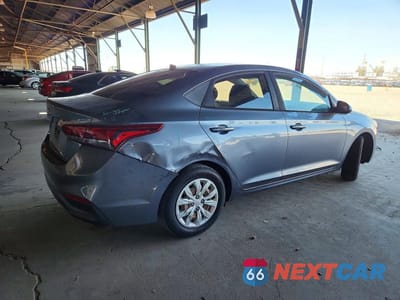 Trzecie zdjęcie samochodu z tyłu: 2018 HYUNDAI ACCENT SE VIN:3KPC24A31JE015610 - miniatura