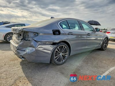 Trzecie zdjęcie samochodu z tyłu: 2021 BMW 530E VIN:WBA13AG05MCG79565 - miniatura