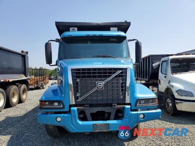 Piąte zdjęcie samochodu w środku: 2002 VOLVO VHD VIN:4V5K99UF32N310912 - miniatura