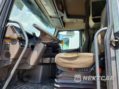 Zdjęcie 7 z 14 samochodu: 2015 VOLVO VNL SEMI TRUCK VIN:4V4NC9EH9FN922251 - miniatura
