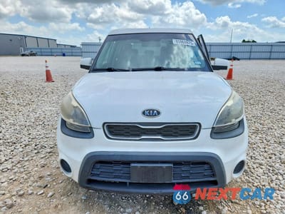 Piąte zdjęcie samochodu w środku: 2012 KIA SOUL BASE VIN:KNDJT2A53C7358237 - miniatura