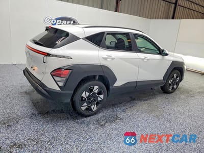 Trzecie zdjęcie samochodu z tyłu: 2024 HYUNDAI KONA SEL VIN:KM8HBCAB2RU147999 - miniatura