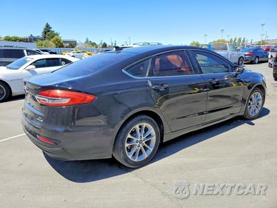 Trzecie zdjęcie samochodu z tyłu: 2019 FORD FUSION SE VIN:3FA6P0LU4KR109901 - miniatura