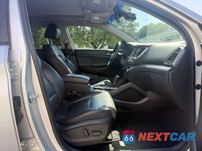 Piąte zdjęcie samochodu w środku: 2016 HYUNDAI TUCSON LIMITED VIN:KM8J3CA27GU024601 - miniatura
