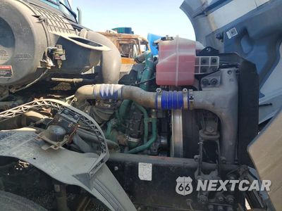Zdjęcie 10 z 13 samochodu: 2014 VOLVO VNL SEMI TRUCK VIN:4V4NC9EH9EN173286 - miniatura