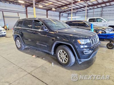 Czwarte zdjęcie samochodu z boku: 2019 JEEP GRAND CHEROKEE LAREDO VIN:1C4RJEAG1KC681090 - miniatura