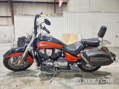 Trzecie zdjęcie samochodu z tyłu: 2006 HONDA VTX1800 S2 VIN:1HFSC49M76A401843 - miniatura