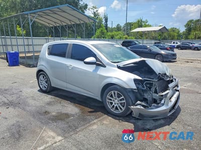 Czwarte zdjęcie samochodu z boku: 2015 CHEVROLET SONIC LT VIN:1G1JC6SB9F4151443 - miniatura