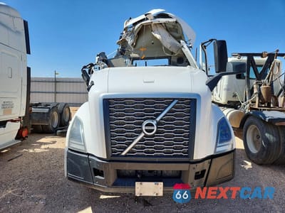 Piąte zdjęcie samochodu w środku: 2022 VOLVO VNL SEMI TRUCK VIN:4V4N39THXNN298347 - miniatura