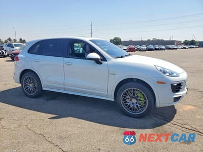 Czwarte zdjęcie samochodu z boku: 2015 PORSCHE CAYENNE SE HYBRID VIN:WP1AE2A21FLA52521 - miniatura