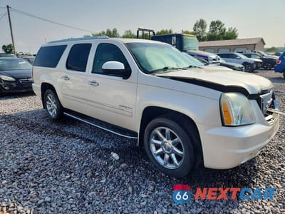 Czwarte zdjęcie samochodu z boku: 2010 GMC YUKON XL DENALI VIN:1GKUKMEF7AR224867 - miniatura