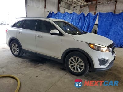 Czwarte zdjęcie samochodu z boku: 2016 KIA SORENTO LX V6 VIN:5XYPGDA51GG039017 - miniatura