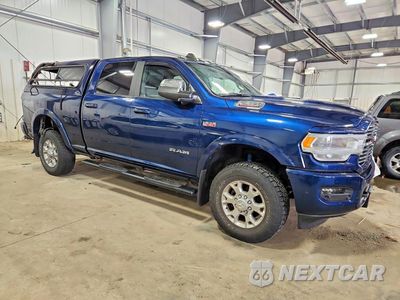Czwarte zdjęcie samochodu z boku: 2021 RAM 2500 LARAMIE VIN:3C6UR5FJ2MG701975 - miniatura