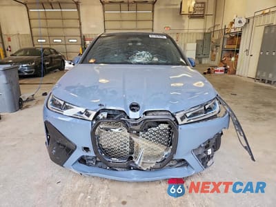 Piąte zdjęcie samochodu w środku: 2023 BMW IX VIN:WB533CF07PCM48172 - miniatura