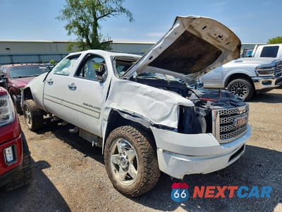 Czwarte zdjęcie samochodu z boku: 2012 GMC SIERRA K2500 DENALI VIN:1GT125E8XCF156154 - miniatura