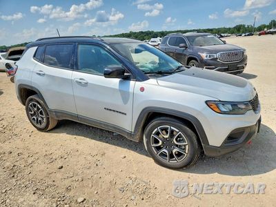 Czwarte zdjęcie samochodu z boku: 2024 JEEP COMPASS TRAILHAWK VIN:3C4NJDDN8RT145108 - miniatura