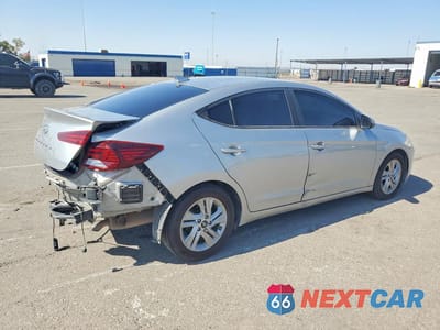 Trzecie zdjęcie samochodu z tyłu: 2020 HYUNDAI ELANTRA SEL VIN:5NPD84LF9LH572922 - miniatura