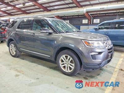 Czwarte zdjęcie samochodu z boku: 2018 FORD EXPLORER XLT VIN:1FM5K8DH3JGB24878 - miniatura