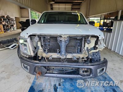 Piąte zdjęcie samochodu w środku: 2017 NISSAN TITAN PRO-4X VIN:1N6AA1E53HN549246 - miniatura