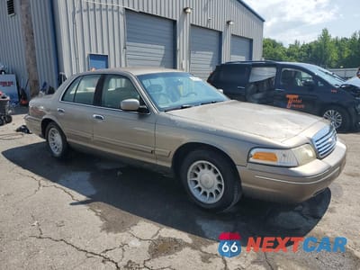 Czwarte zdjęcie samochodu z boku: 2002 FORD CROWN VICTORIA LX VIN:2FAFP74W72X131286 - miniatura