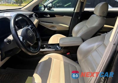 Piąte zdjęcie samochodu w środku: 2020 KIA SORENTO EX V6 VIN:5XYPH4A50LG680876 - miniatura