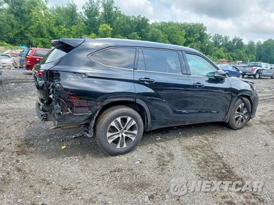 Trzecie zdjęcie samochodu z tyłu: 2021 TOYOTA HIGHLANDER XLE VIN:5TDHZRBH0MS150497 - miniatura