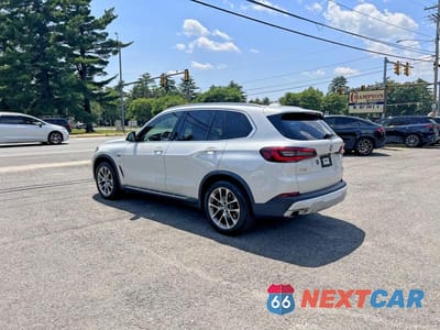 Czwarte zdjęcie samochodu z boku: 2023 BMW X5 XDRIVE45E VIN:5UXTA6C0XP9P28423 - miniatura