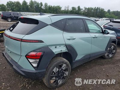 Trzecie zdjęcie samochodu z tyłu: 2024 HYUNDAI KONA SEL VIN:KM8HBCAB3RU151575 - miniatura