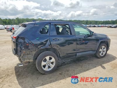 Trzecie zdjęcie samochodu z tyłu: 2021 TOYOTA RAV4 XLE VIN:2T3W1RFV2MC112820 - miniatura